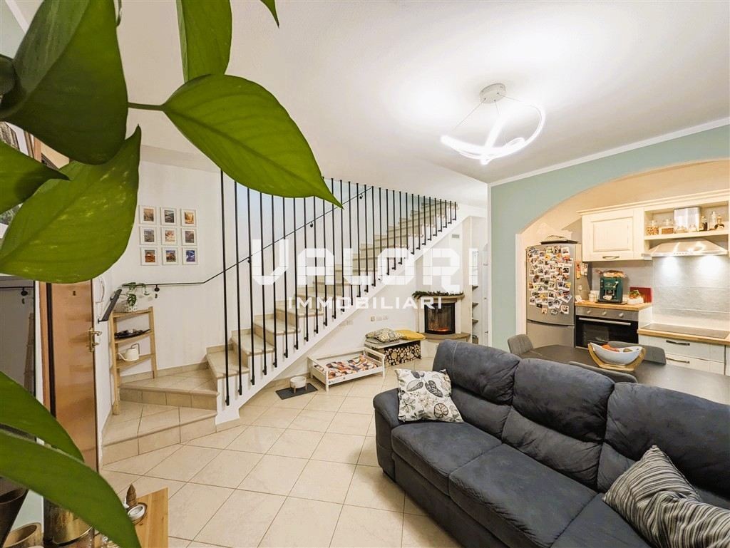 VILLETTINA ANGOLARE CON GARAGE E GIARDINO SU 3 LATI