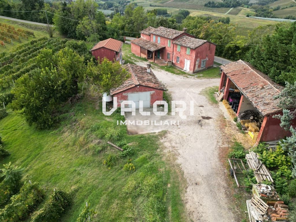 PODERE AGRICOLO DI CIRCA HA 31 OLTRE A CORTE CON CASA COLONICA E SERVIZI
