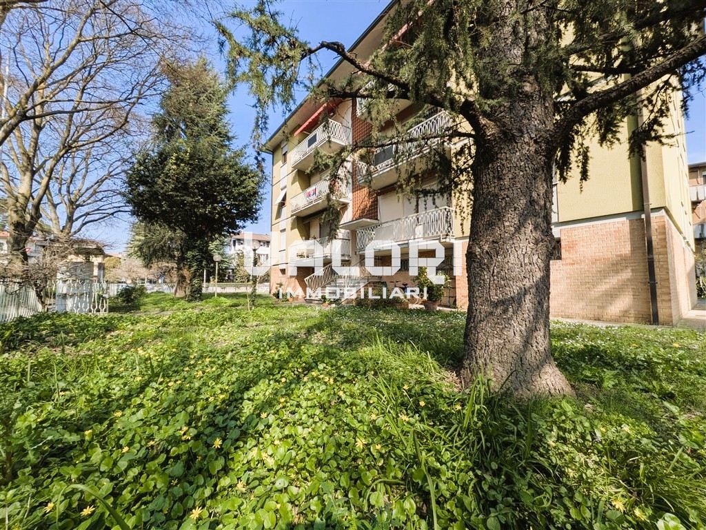 AMPIO APPARTAMENTO QUADRILOCALE CON  2 BAGNI, GARAGE CANTINE E POSTO AUTO