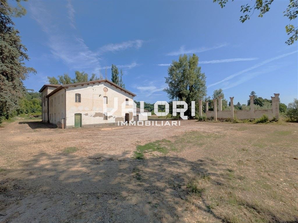 SPLENDIDO CASALE CON CARATTERE PRETTAMENTE COLONICO IN POSIZIONE PRESTIGIOSA