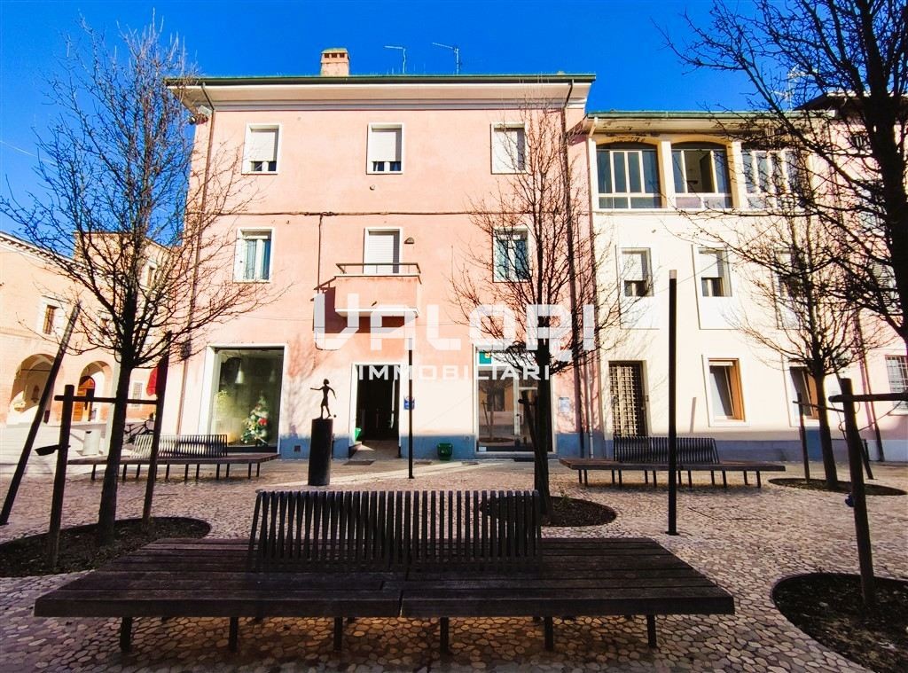 UFFICIO CON INGRESSO INDIPENDENTE E VETRINA