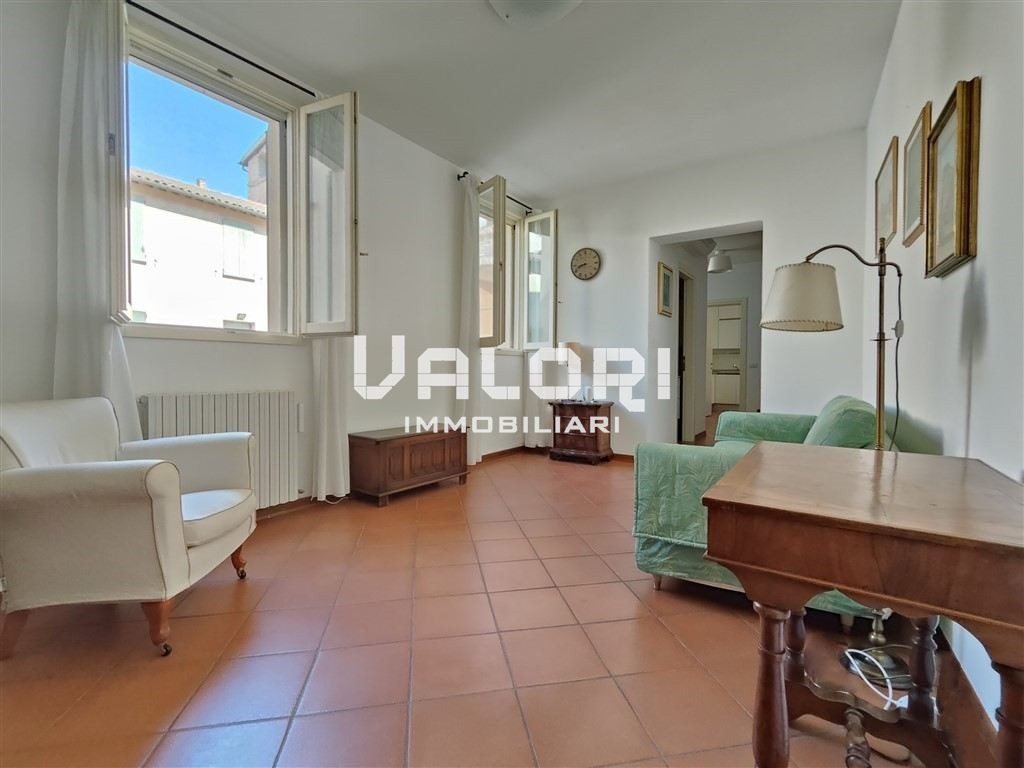 CENTRALISSIMO APPARTAMENTO INDIPENDENTE TERRA/CIELO CON CANTINA E POSTO AUTO