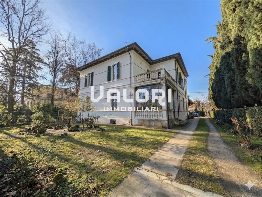 VILLA DI PRESTIGIO TOTALMENTE INDIPENDENTE CON DETTAGLI IN STILE LIBERTY