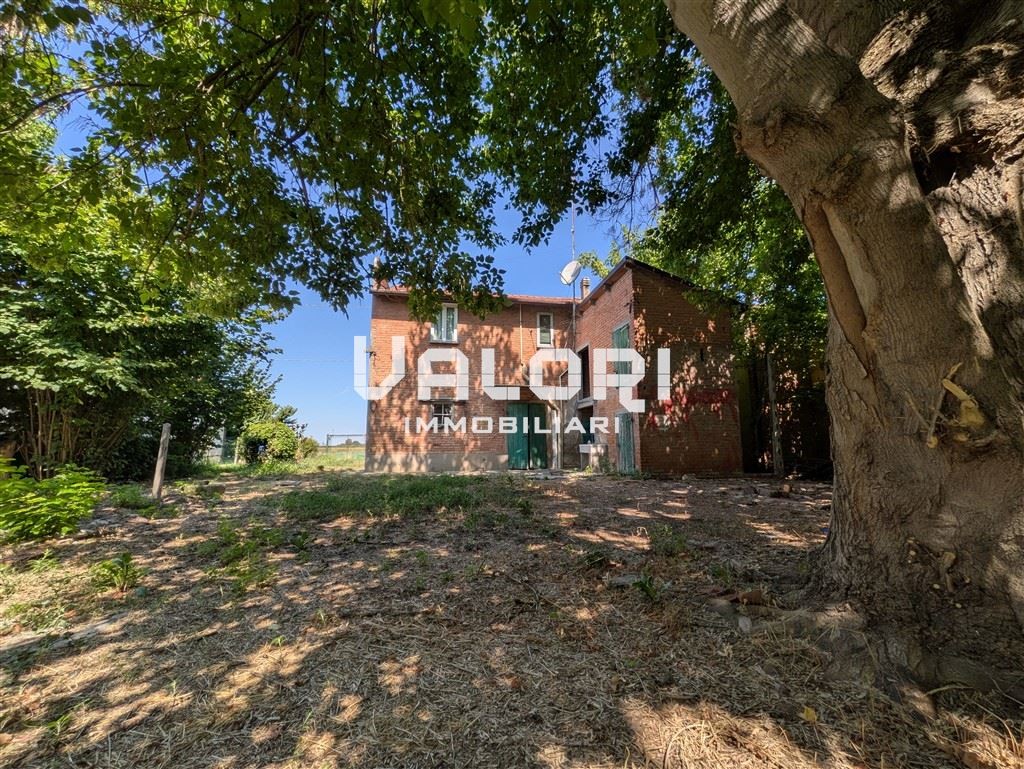 CASA TOTALMENTE INDIPENDENTE CON CORTE ESCLUSIVA E SERVIZI