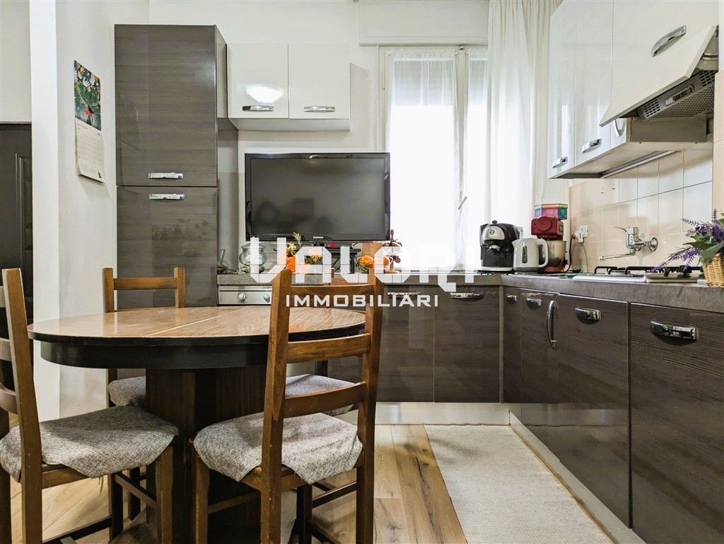 AMPIO TRILOCALE CON BALCONE, GARAGE E CANTINA